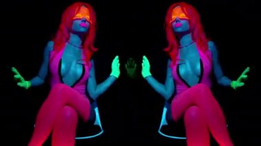 Siyah arka plan üzerine floresan Giyim seksi dansçı