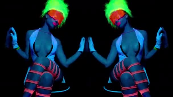 Bailarina Sexy Ropa Fluorescente Sobre Fondo Negro — Vídeo de stock