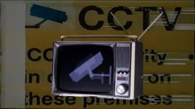 Masadaki eski televizyon.