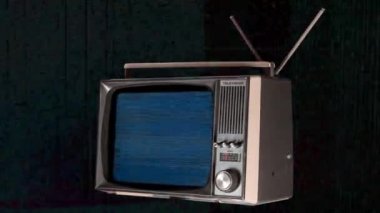 kesme retro televizyon ekranında bozulma ile uzayda dönüm