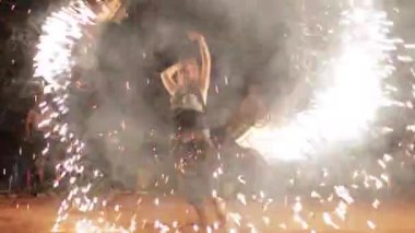 Barcelona, İspanya - 10 Haziran 2018: ateş gösterisi İspanya bir ormanda