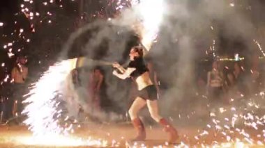 Barcelona, İspanya - 10 Haziran 2018: ateş gösterisi İspanya bir ormanda