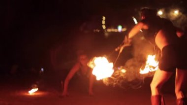 Barcelona, İspanya - 10 Haziran 2018: ateş gösterisi İspanya bir ormanda