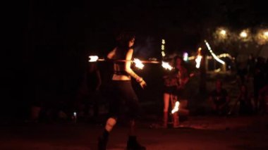 Barcelona, İspanya - 10 Haziran 2018: ateş gösterisi İspanya bir ormanda