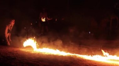 Barcelona, İspanya - 10 Haziran 2018: ateş gösterisi İspanya bir ormanda
