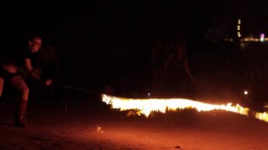 Barcelona, İspanya - 10 Haziran 2018: ateş gösterisi İspanya bir ormanda