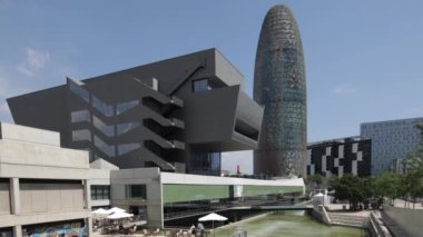 Barcelona, İspanya - 03 Haziran 2018 - görünüm Museo del Deseno ve Torre Agbar gökdelen