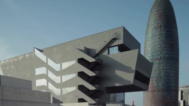 Barcelona, İspanya - 03 Haziran 2018 - görünüm Museo del Deseno ve Torre Agbar gökdelen