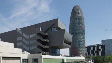 Barcelona, İspanya - 03 Haziran 2018 - Museo del Deseno ve Torre Agbar gökdelen ve Barcelona şehir manzarası, İspanya