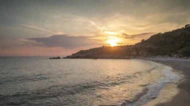 güzel gün batımı timelapse bir plaj ve deniz karadağ