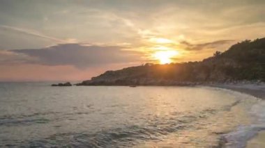 güzel gün batımı timelapse bir plaj ve deniz karadağ