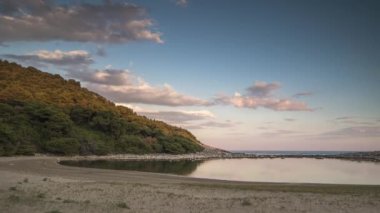 güzel gün batımı timelapse bir plaj ve deniz karadağ