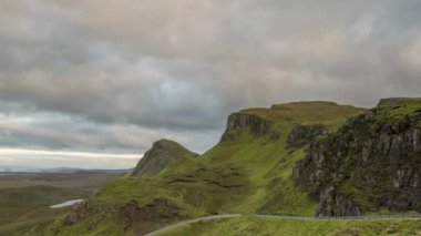 Zaman atlamalı Isle of skye, gün batımı sırasında İskoçya dağlarda güzel quiraing dizi