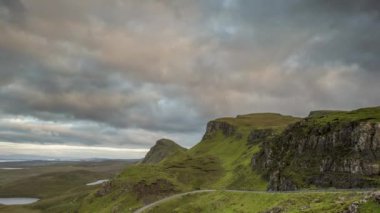 Zaman atlamalı Isle of skye, gün batımı sırasında İskoçya dağlarda güzel quiraing dizi
