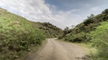POV shot de ronda de gül Sahili catalunya, İspanya vurdu bir off road ön taraftan cami araç