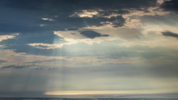 Pôr Sol Impressionante Com Nuvens Escuras Sobre Mar Lapso Tempo — Vídeo de Stock