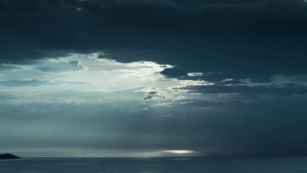 Приголомшливий Захід Сонця Темними Хмарами Над Морем Проміжок Часу — стокове відео