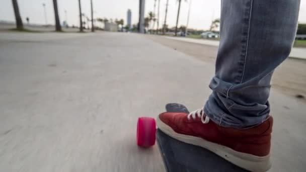 Manliga Fötter Elektrisk Skateboard Flyttar Längs Marken Nära Barcelona Beach — Stockvideo