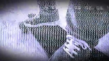 Erkek ayakları yere yakın barcelona plaj boyunca hareketli bir elektrikli kaykay üzerinde