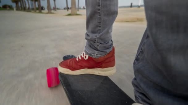 Αρσενικό Πόδια Ένα Ηλεκτρικό Skateboard Που Κινείται Κατά Μήκος Του — Αρχείο Βίντεο