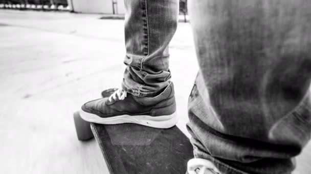 Αρσενικό Πόδια Ένα Ηλεκτρικό Skateboard Που Κινείται Κατά Μήκος Του — Αρχείο Βίντεο