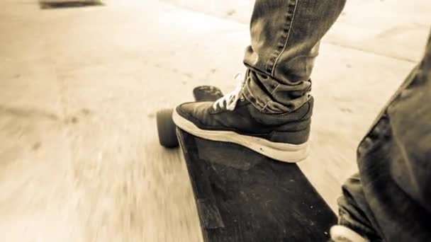 Мужские Ноги Электрическом Скейтборде Движутся Вдоль Земли Возле Пляжа Барселоны — стоковое видео
