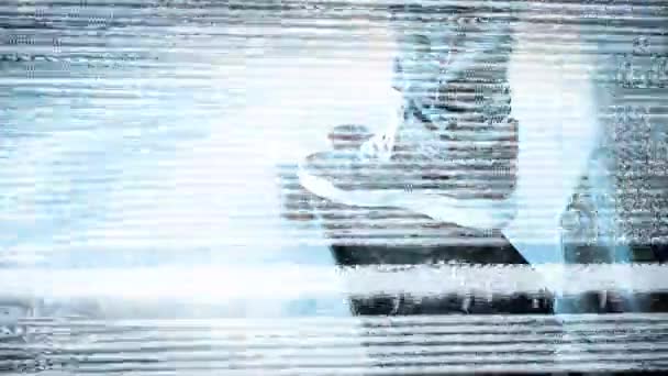 Pieds masculins sur une planche à roulettes électrique se déplaçant le long du sol près de la plage de Barcelone avec distorsion 