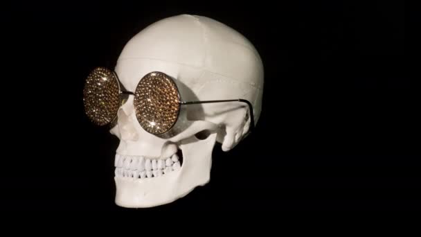 Cráneo Usando Gafas Sol Cubiertas Diamantes Girando Contra Negro — Vídeos de Stock