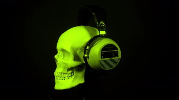 Skull Wearing Headphones Rotating Black — Stock Video