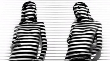 poz ve dans, seksi genç şaşırtıcı çizgili projeksiyon