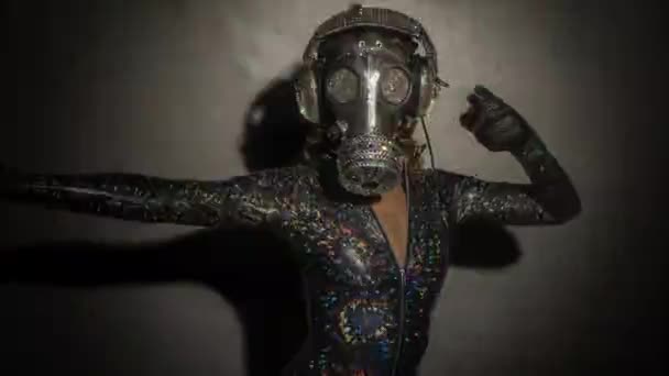 ダイヤモンドガスマスクと衣装で踊る女性 — ストック動画