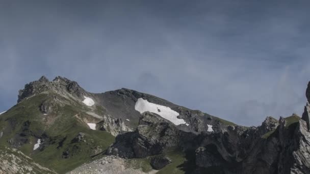 伟大的 伯纳德通过和周围的山脉 在意大利和瑞士会晤的阿尔卑斯山 — 图库视频影像