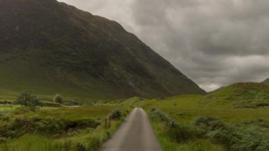 İskoç dağlık güzel boş yollar aracılığıyla sürüş bir aracın ön bağlı bir kamera çekim Pov