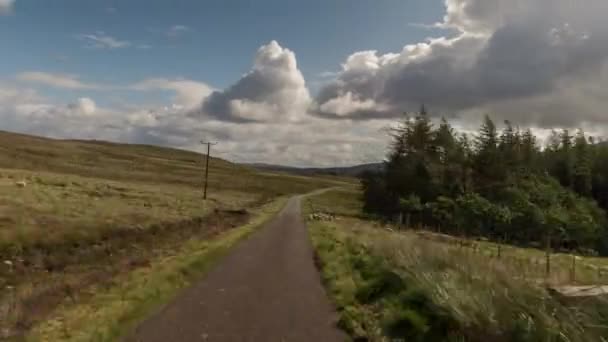 スコットランドの高地で美しい空 道路を介して駆動車の前面に装着されたカメラから Hyperlapse ハメ撮り撮影 — ストック動画