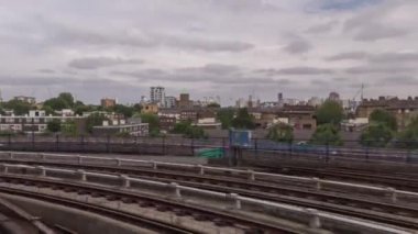 Londra - 09 Ağustos 2017: canary wharf Londra Dlr tren ön çekim Pov