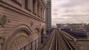 Canary wharf Londra'nın hareketli docklands hafif raylı vurdu