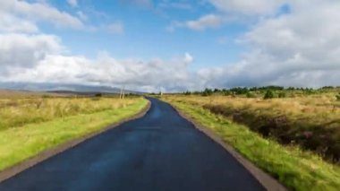 Hyperlapse İskoç dağlık güzel boş yollar aracılığıyla sürüş bir aracın ön bağlı kameradan Pov shot