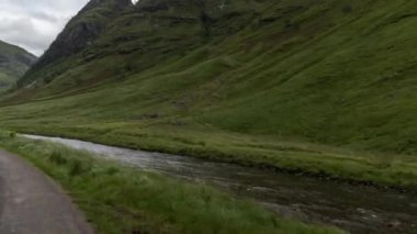 Hyperlapse İskoç dağlık güzel boş yollar aracılığıyla sürüş bir aracın ön bağlı kameradan Pov shot