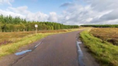 Hyperlapse İskoç dağlık güzel boş yollar aracılığıyla sürüş bir aracın ön bağlı kameradan Pov shot