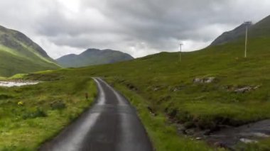 Hyperlapse İskoç dağlık güzel boş yollar aracılığıyla sürüş bir aracın ön bağlı kameradan Pov shot