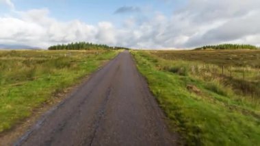İskoç dağlık güzel boş yollar aracılığıyla sürüş bir aracın ön bağlı bir kamera çekim Pov