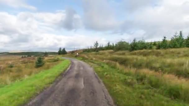 スコットランドの高地で美しい空 道路を介して駆動車の前面に装着されたカメラから Hyperlapse ハメ撮り撮影 — ストック動画