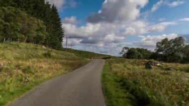 İskoç dağlık güzel boş yollar aracılığıyla sürüş bir aracın ön bağlı bir kamera çekim Pov