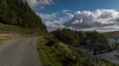 İskoç dağlık güzel boş yollar aracılığıyla sürüş bir aracın ön bağlı bir kamera çekim Pov