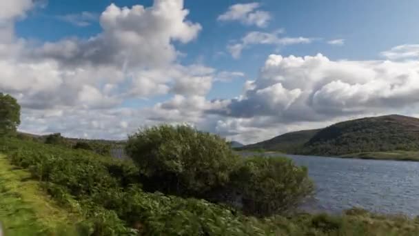 POV prise d'une caméra attachée à l'avant d'un véhicule conduisant à travers de belles routes vides dans les hauts plateaux écossais 