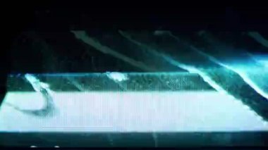 Bir bardak birayı arka planda tutarken elinizi kapatın.