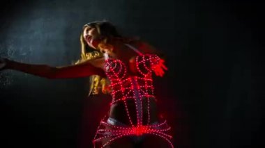 Gece kulübünde dans eden kadın dansçının videosu. Mobil video gösterimleri için uygun