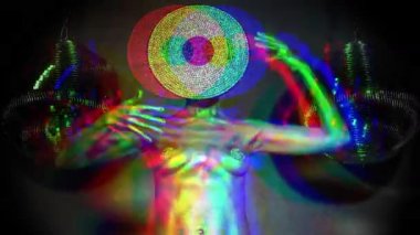 Kafasında ayna topuyla boyanmış gümüş vücutlu seksi kadın.