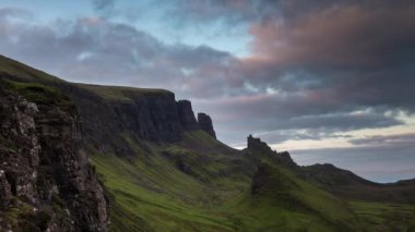 Zaman atlamalı Isle of skye, gün batımı sırasında İskoçya dağlarda güzel quiraing dizi