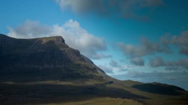 İskoç dağlık dağlarında dağların üzerinde gökyüzünde hareket eden bulutların manzarası